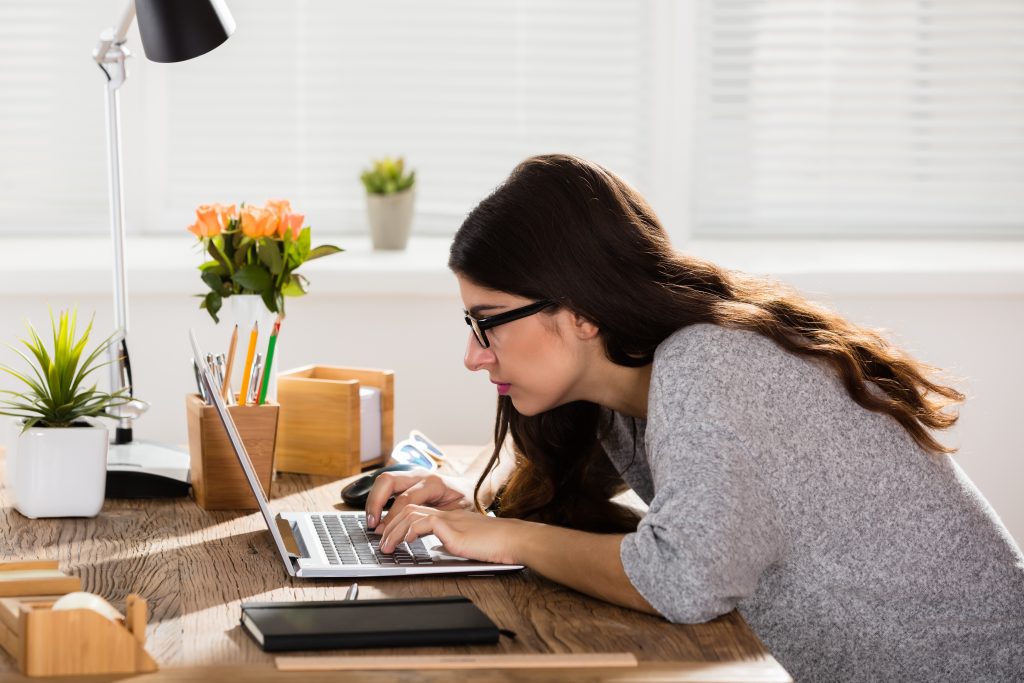 Quelles sont les causes d’une mauvaise posture au travail ?