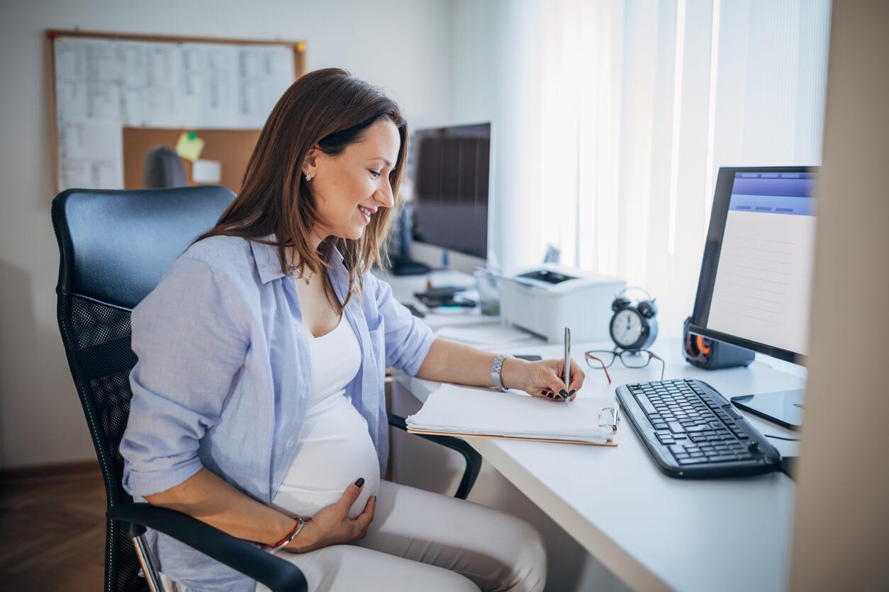 Assise au bureau pendant la grossesse : Adopter la bonne posture