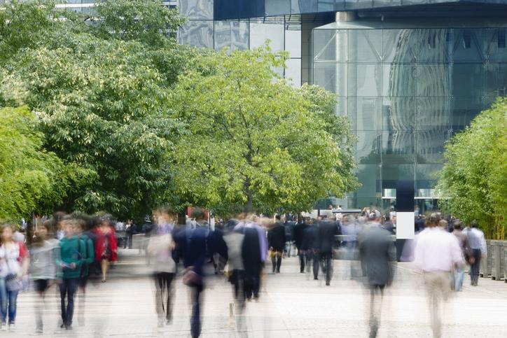 Tous les voyageurs à pied dans le quartier des finances