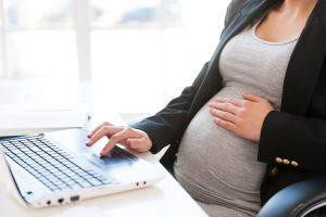 Enceinte femme travaillant sur un ordinateur portable